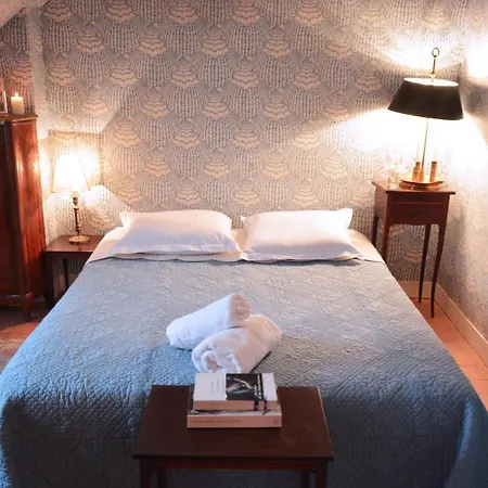 Charming Near Louvre