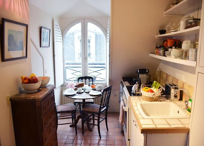 Charming Near Louvre Paris