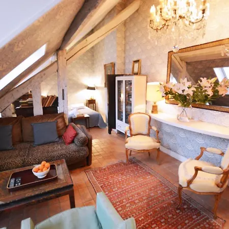 Charming Near Louvre Parijs