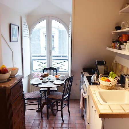 Charming Near Louvre Parijs