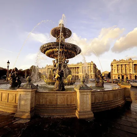 Charming Near Louvre Parijs